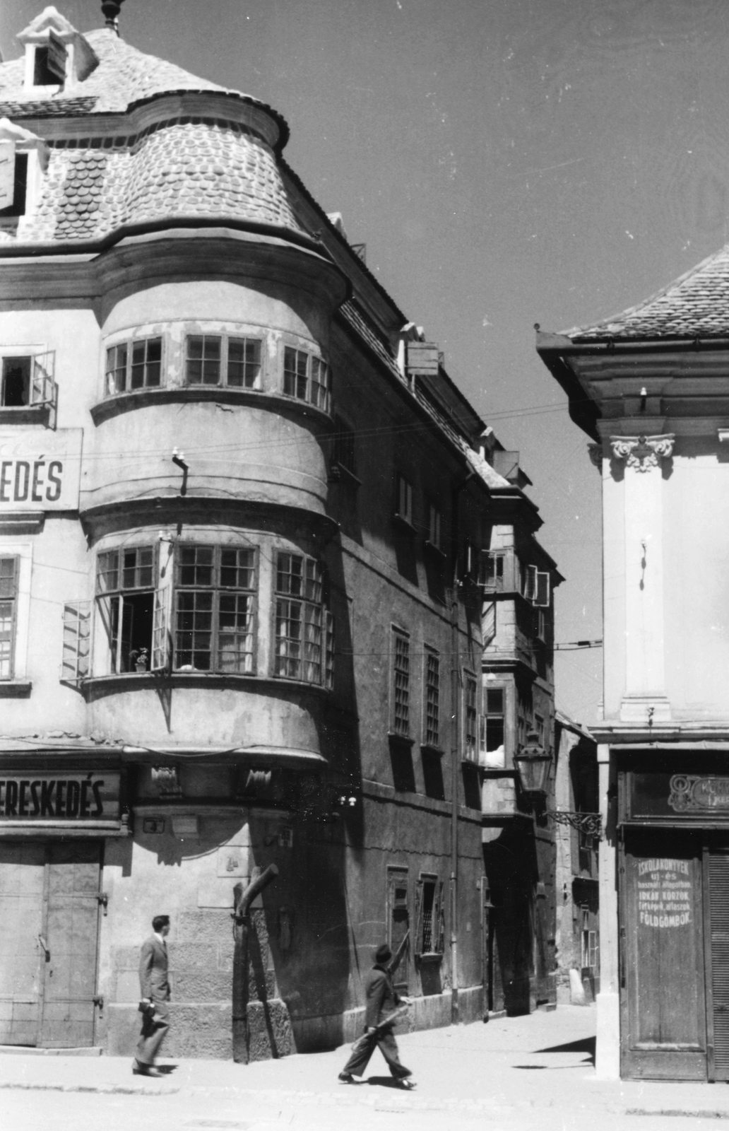Magyarország, Győr, Széchenyi tér, Vastuskós ház szemben a Stelczer Lajos utca torkolata., 1940, Konok Tamás id, sarokerkély, Fortepan #43595