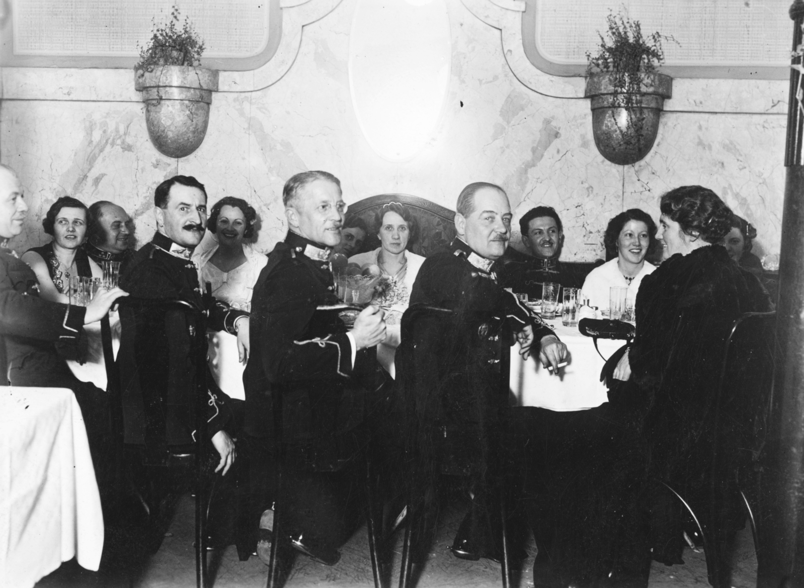 Hungary, Győr, Radó-sziget, Kioszk., 1937, Konok Tamás id, meal, festive, fun, interior, soldier, Fortepan #43601