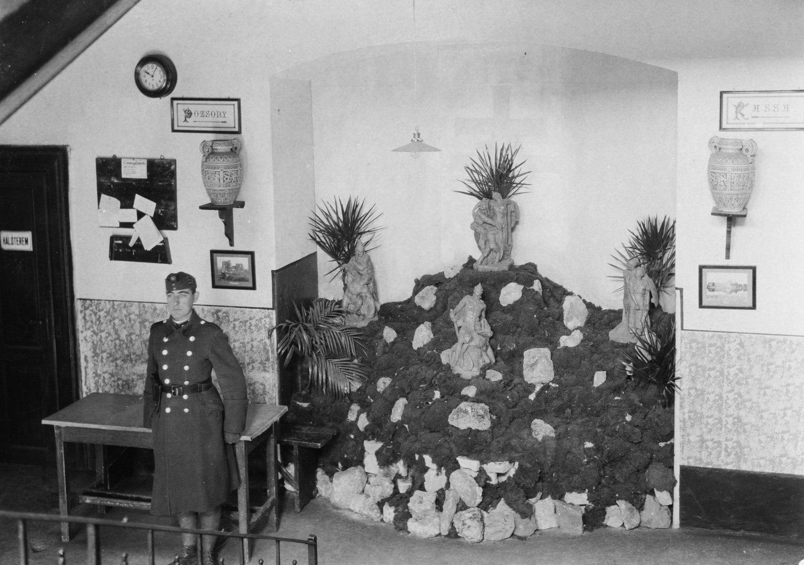 Magyarország, Budapest IX., Üllői út, Mária Terézia laktanya. Magyar királyi 1. honvéd gyalogezred, emlékhely a Szabadság téri Irredenta Szoborcsoport kicsinyített másolatával., 1927, Konok Tamás id, emlékmű, laktanya, dísznövény, Budapest, irredenta emlékmű, Fortepan #43613