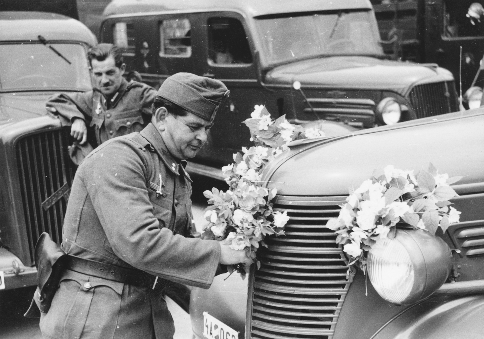 1942, Konok Tamás id, american brand, commercial vehicle, military, second World War, flower, Chevrolet-brand, automobile, flower decoration, Fortepan #43616