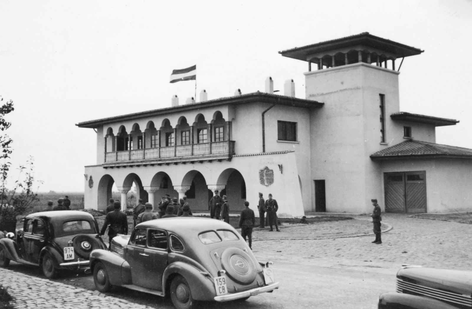 Romania,Transylvania, Borș, határállomás a magyar csapatok bevonulása idején., 1940, Konok Tamás id, flag, German brand, Opel-brand, genre painting, Mercedes-brand, border crossing, soldier, automobile, country code sign, Fortepan #43629