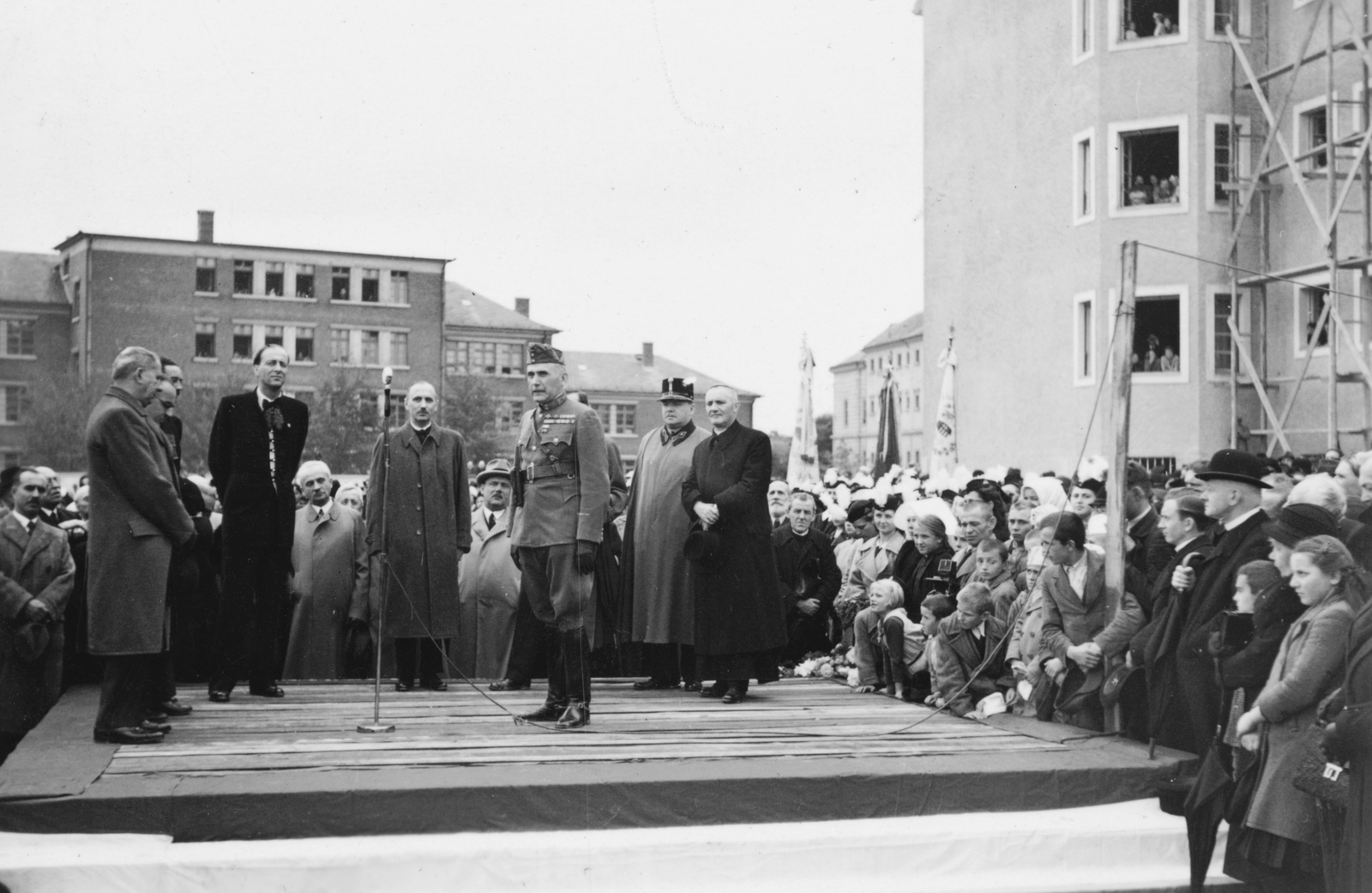 Magyarország, Székesfehérvár, Polgári fiúiskola (később II. Rákóczi Ferenc Általános Iskola) udvara a III. Béla király (Horthy Miklós) tér felől nézve., 1938, Konok Tamás id, tömeg, politikus, katona, pódium, Fortepan #43641