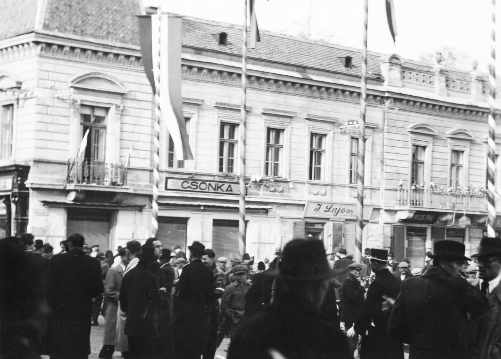 Slovakia, Komarno, Klapka György tér, Zichy-palota., 1938, Konok Tamás id, Czechoslovakia, territorial gain, flag, sign-board, flag pole, Fortepan #43642