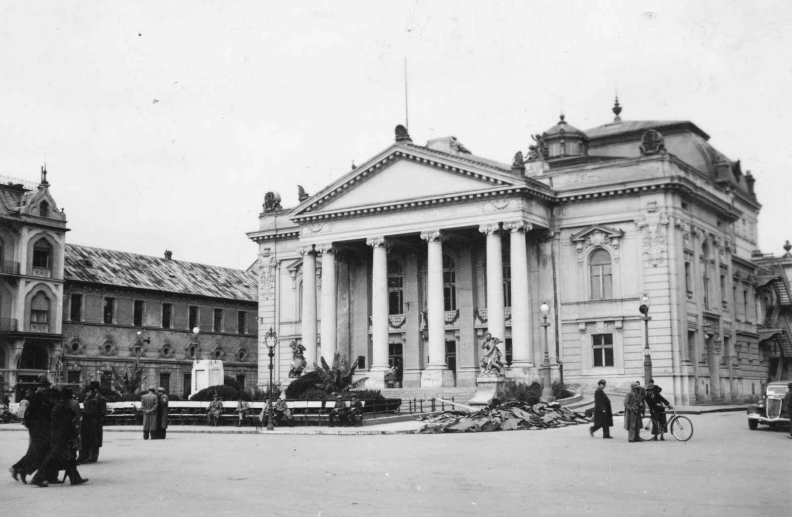 Romania,Transylvania, Oradea, Bémer tér (Piata Regele Ferdinand I), Szigligeti színház., 1940, Konok Tamás id, bicycle, street view, genre painting, theater, Fellner and Helmer-design, lamp post, pediment, Fortepan #43657