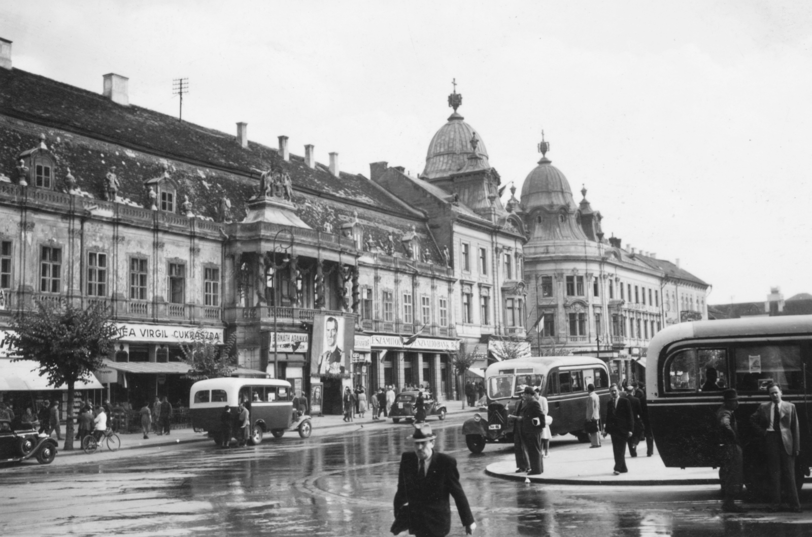 Romania,Transylvania, Cluj-Napoca, Fő tér a Szentegyház utca torkolata felé nézve, balra a Bánffy palota., 1940, Konok Tamás id, bicycle, hat, bus, sign-board, street view, genre painting, pastry shop, Citroën-brand, perfume store, Nicolaus Horthy-portrayal, Fortepan #43658