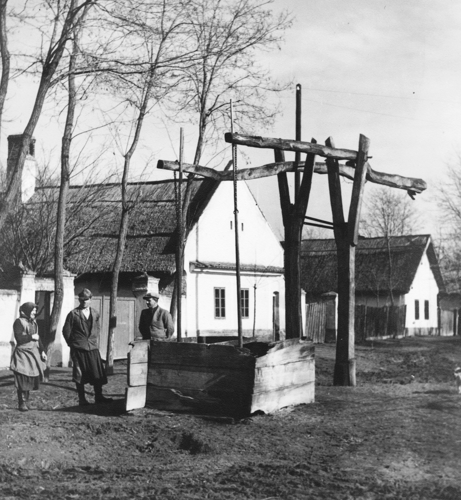 1938, Konok Tamás id, village, well, folk costume, shadoof, Fortepan #43667