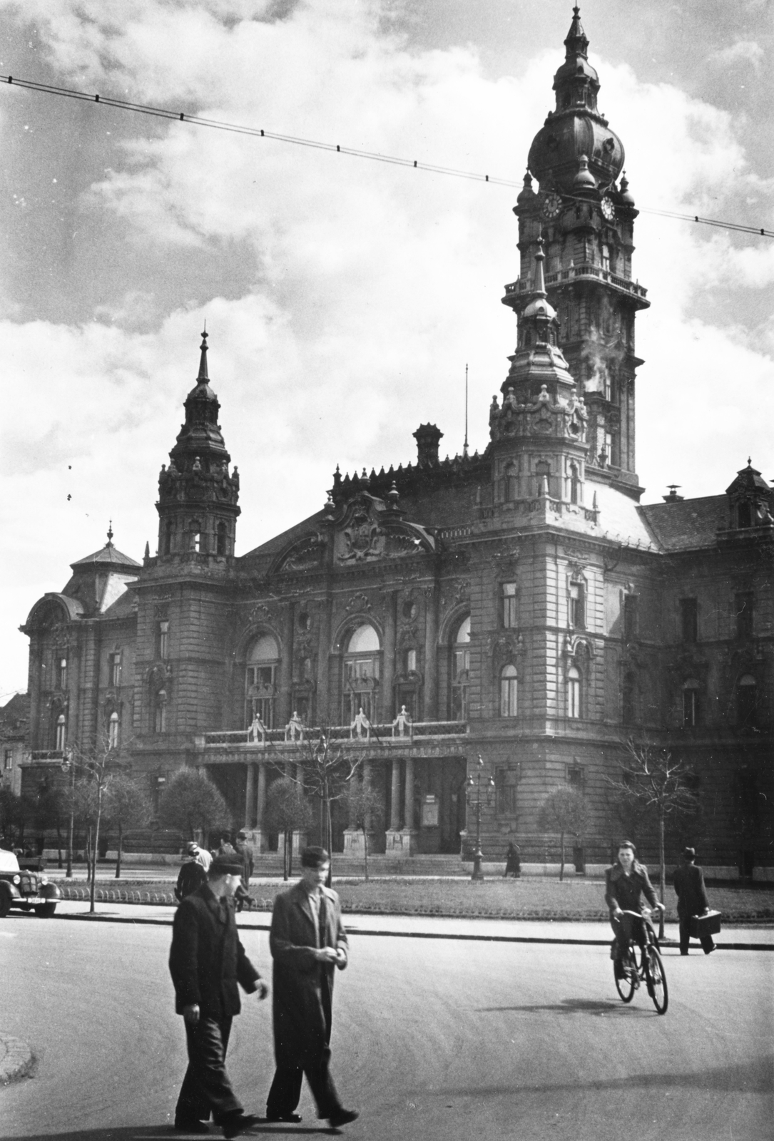 Hungary, Győr, Városháza., 1941, Konok Tamás id, bicycle, street view, genre painting, Neo-Baroque-style, Jenő Hübner-design, Fortepan #43669