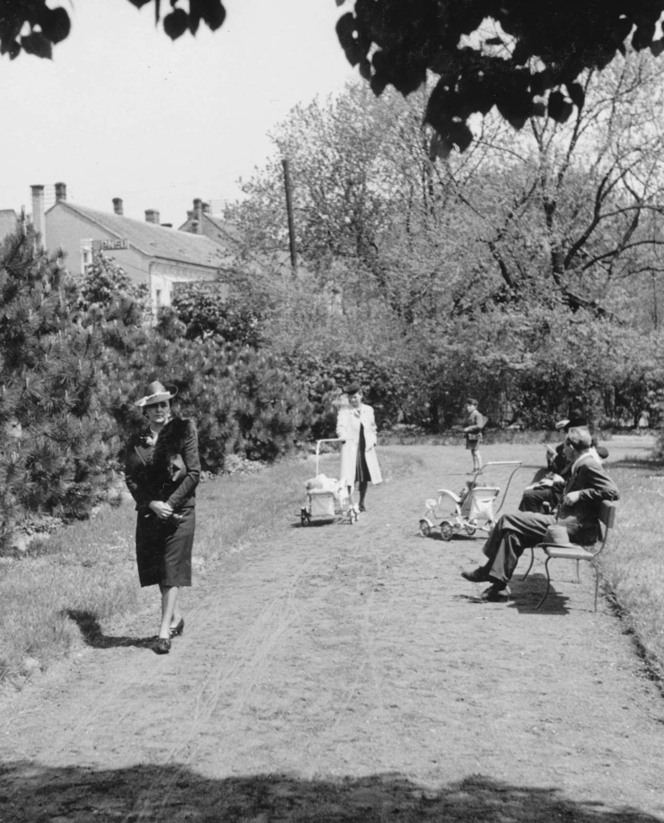 1940, Konok Tamás id, hat, walk, baby carriage, genre painting, bench, hat on a bench, Fortepan #43676