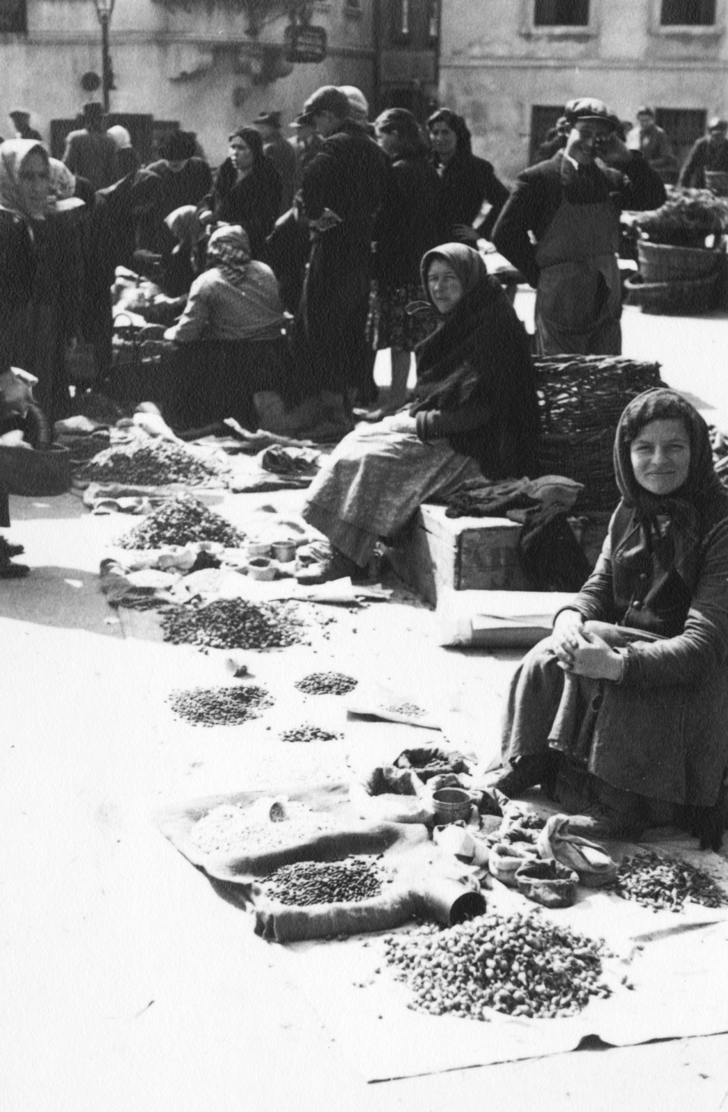 Hungary, Győr, Dunakapu tér, piac. Szemben a Káposztás köz sarkán a Matróz csárda., 1950, Konok Tamás id, market, costermonger, Fortepan #43684