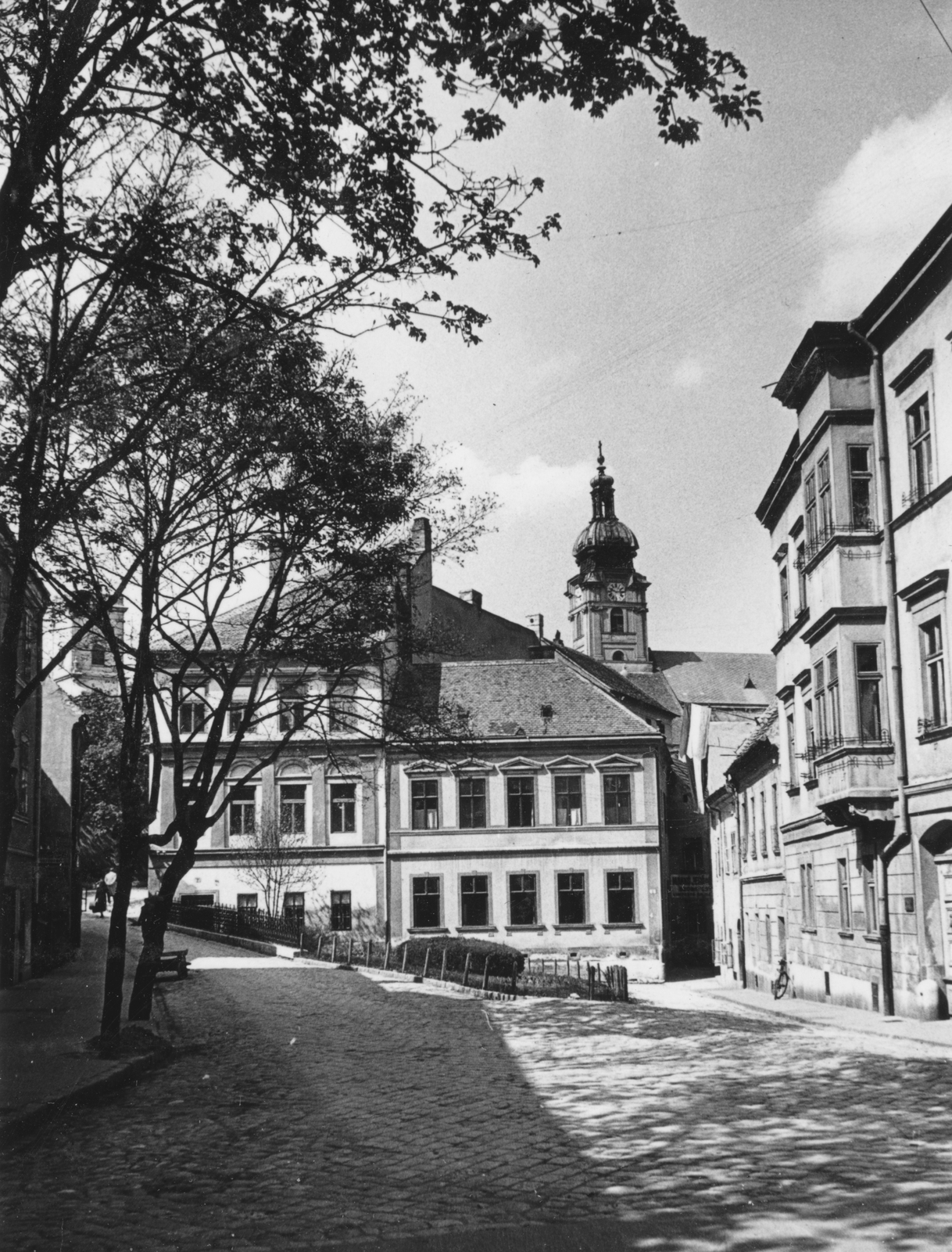 Hungary, Győr, Bécsi kapu (Köztársaság) tér a Káptalandomb felé nézve. Háttérben a Székesegyház., 1969, Konok Tamás id, street view, Fortepan #43696