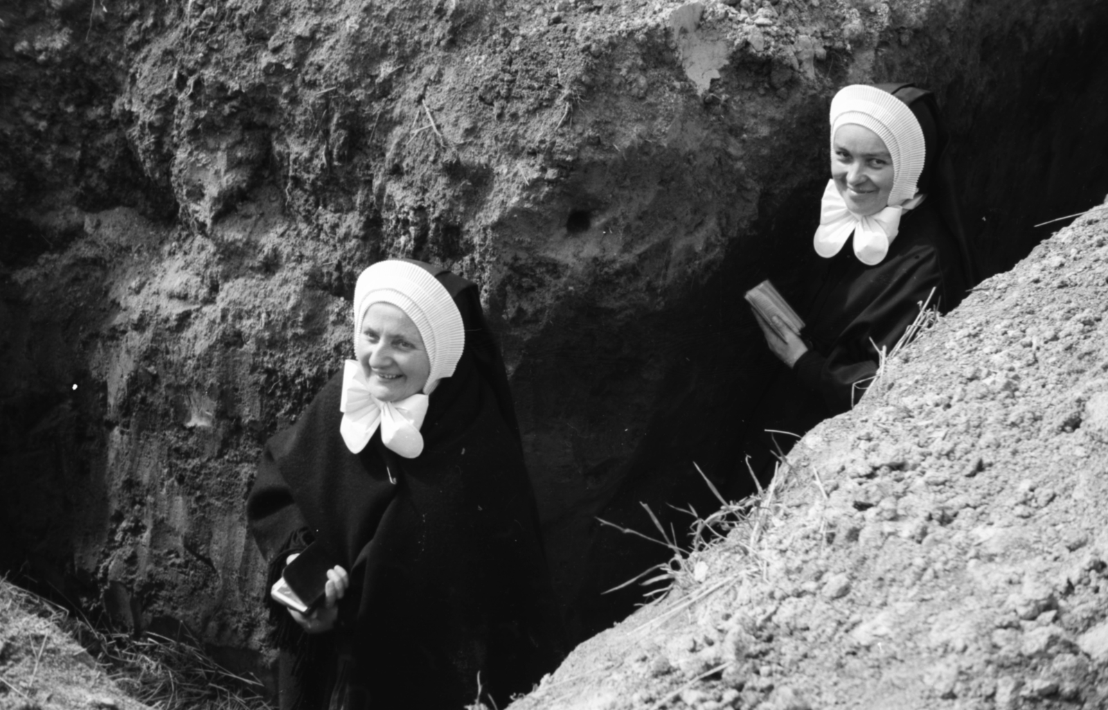 Hungary, Győr, Győrszentiván (ekkor önálló, ma a város része), a Keresztelő Szent János-templom melletti óvóhely., 1944, Konok Tamás id, nun, second World War, air-rad shelter, Fortepan #43713