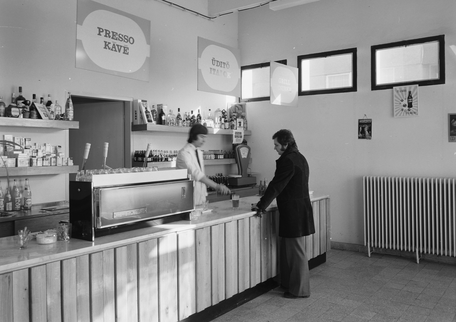 Hungary, Szolnok, Ady Endre út 7., Szövetség ABC., 1975, Kádas Tibor, espresso, coffee maker, radiator, scale, shop interior, Fortepan #4372