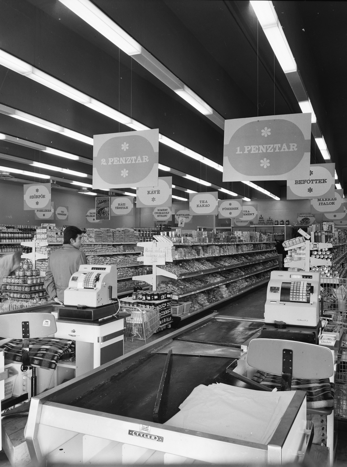 Hungary, Szolnok, Ady Endre út 7., Szövetség ABC., 1975, Kádas Tibor, cashier machine, shop interior, Fortepan #4373