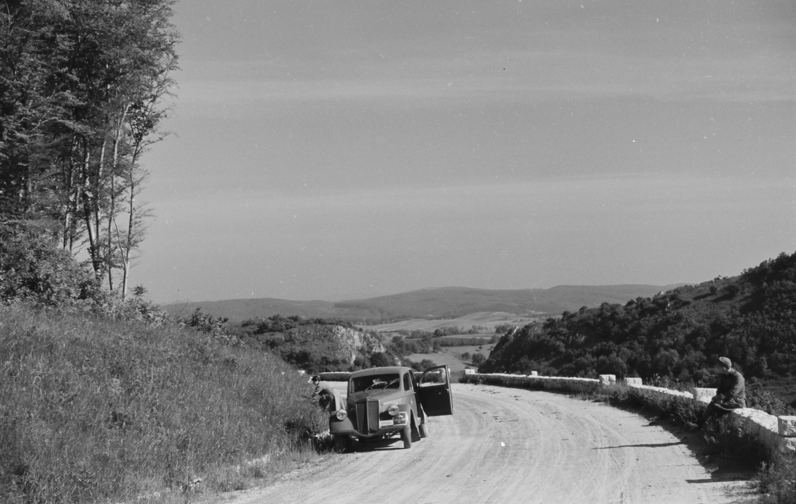 Hungary, Csesznek, 82-es országút , Lancia Aprilia személygépkocsi., 1941, Konok Tamás id, Italian brand, automobile, Fortepan #43732