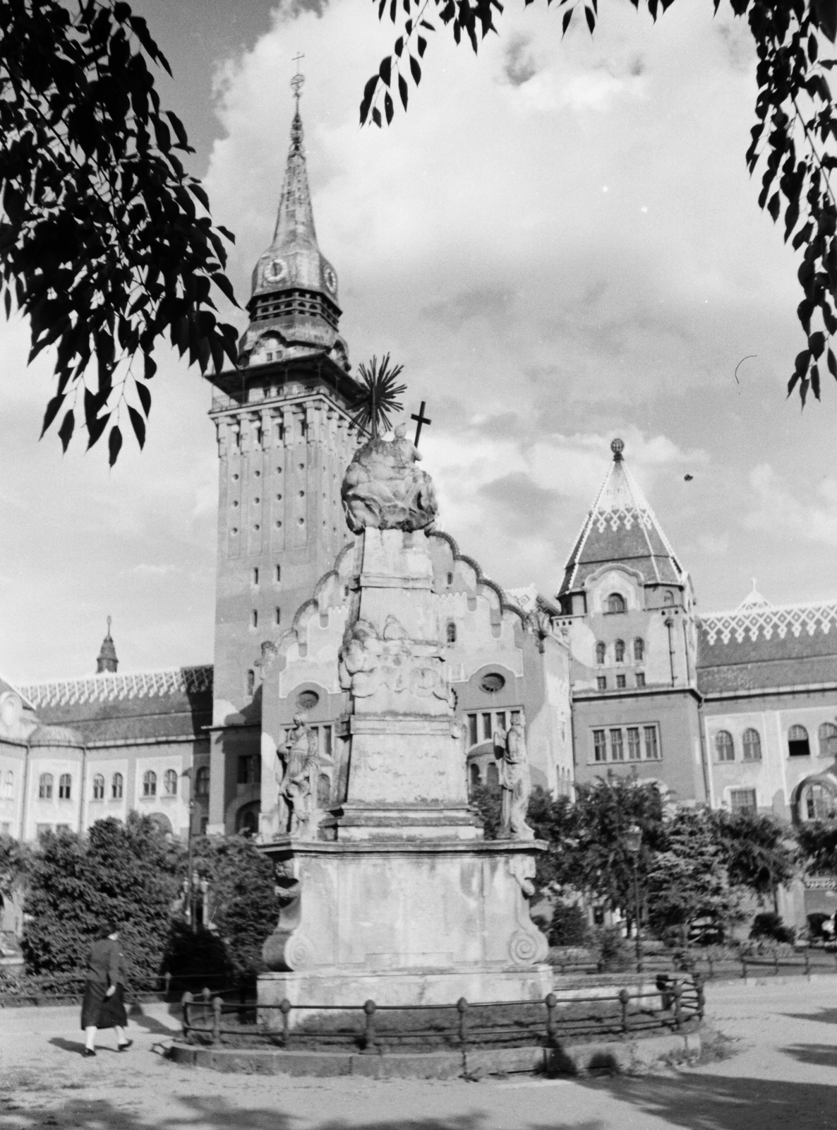 Serbia, Subotica, Szentháromság-szobor, háttérben a Városháza., 1941, Konok Tamás id, monument, public building, Marcell Komor-design, Dezső Jakab-design, Fortepan #43744