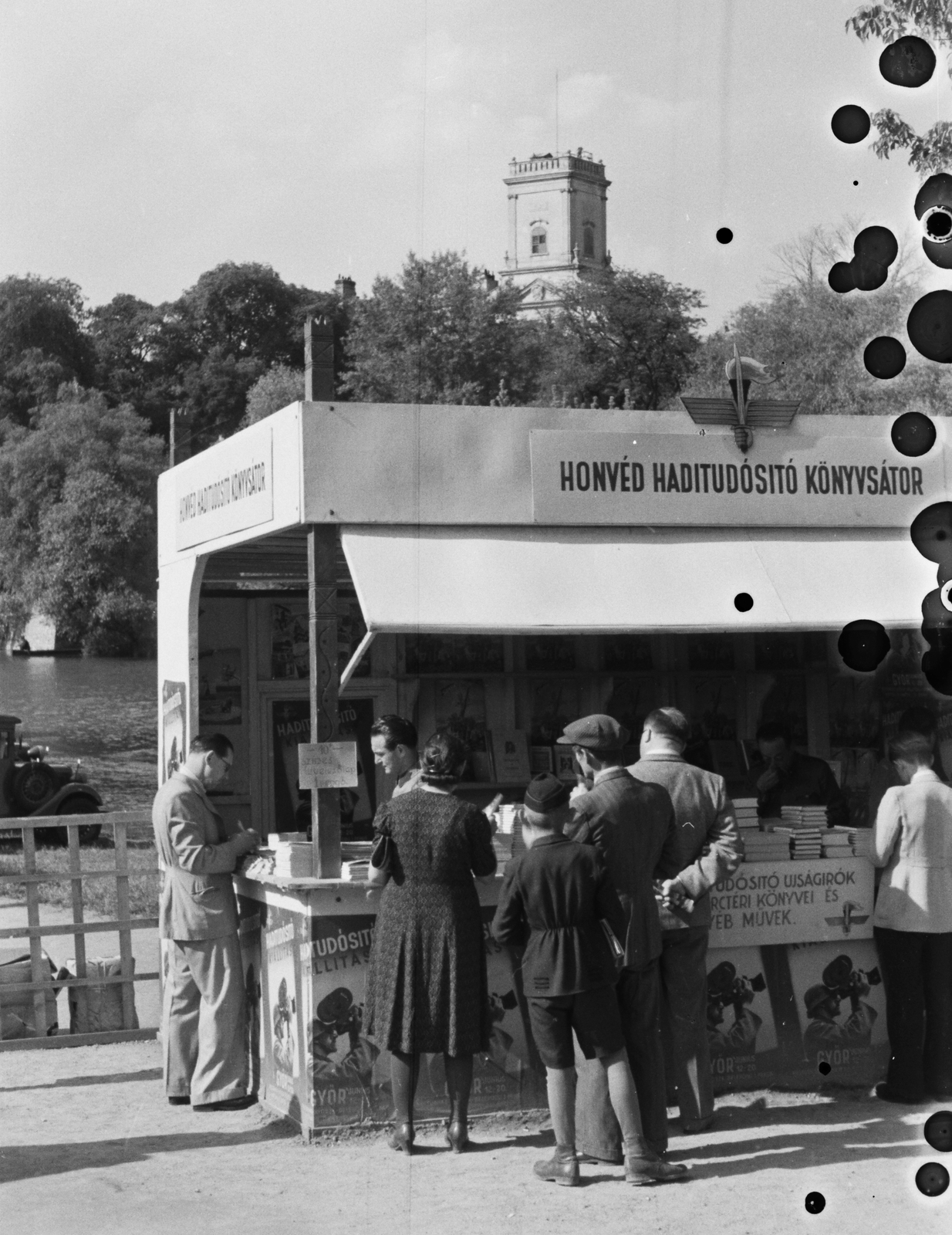 Magyarország, Győr, Radó-sziget, háttérben a Püspökvár., 1943, Konok Tamás id, könyv, Fortepan #43757