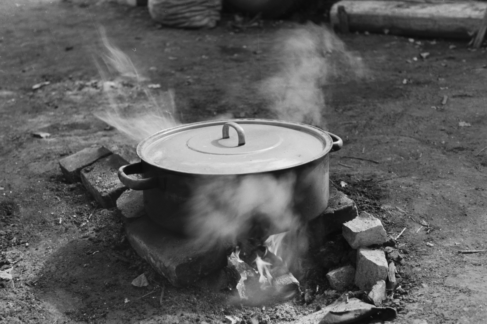1942, Konok Tamás id, pot, cooking, fire, Fortepan #43772