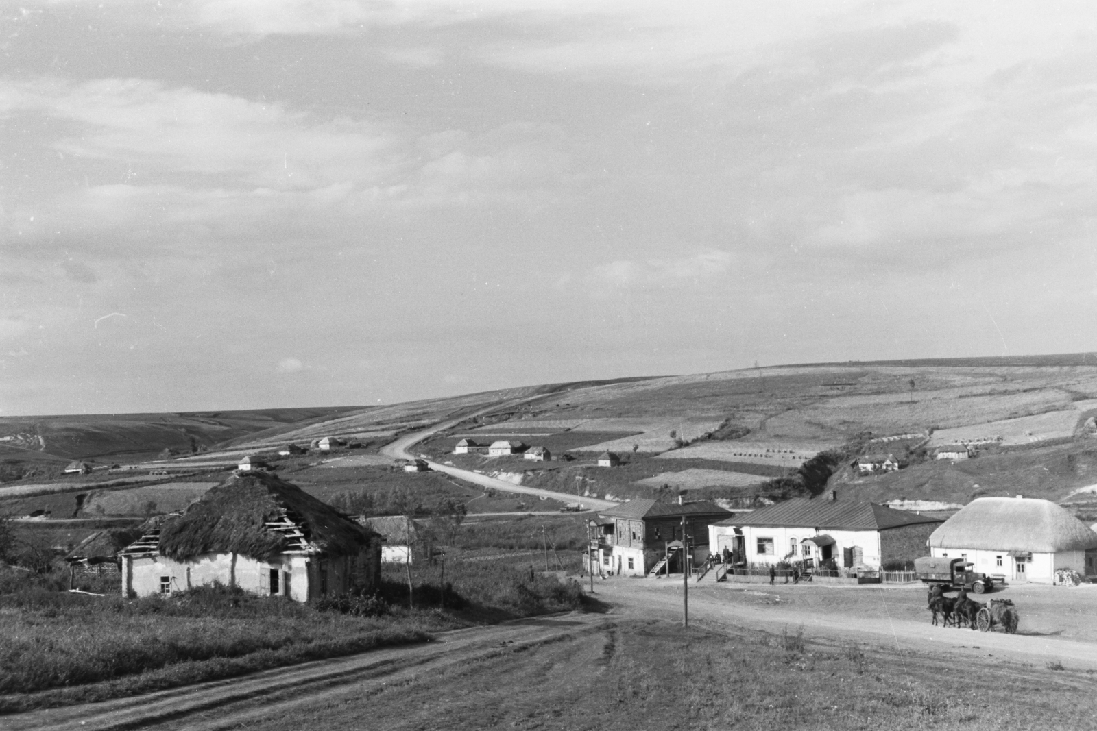 Russia, 1942, Konok Tamás id, village, commercial vehicle, coach, Fortepan #43775