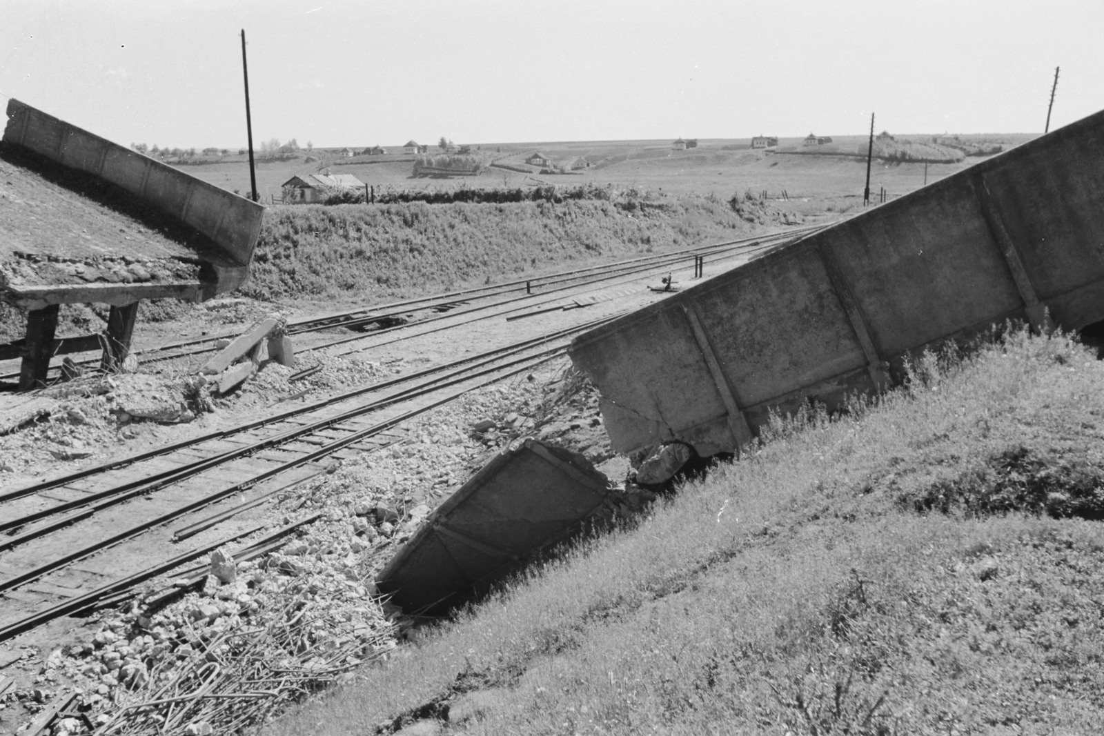 1942, Konok Tamás id, railway, second World War, wrecked bridge, Fortepan #43777
