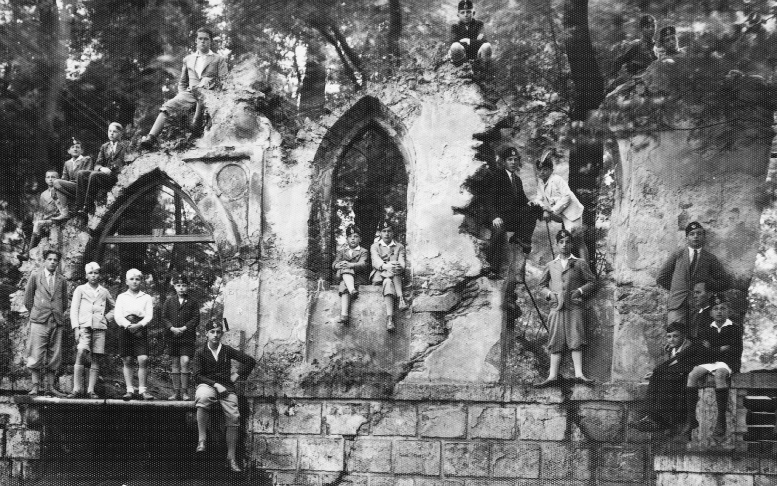 Hungary, Tata, Esterházy család angolkertje, a Vértesszentkereszti apátság maradványainak felhasználásával készült műromok., 1929, Vojnich Pál, tableau, ruins, kids, boys, sitting with hands on knees, intertwined fingers, pointed arch, Charles de Moreau-design, Fortepan #43796