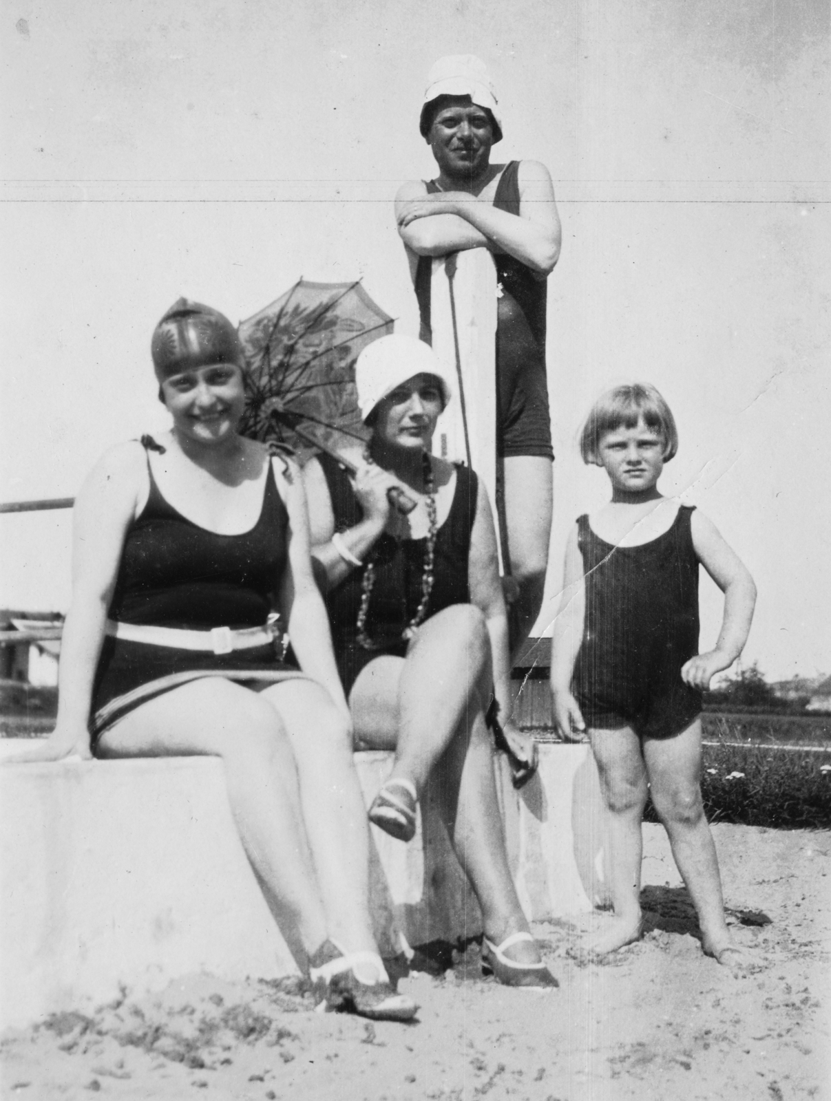 1930, Vojnich Pál, beach, sunshades, tableau, women, summer, cap, man, kid, sand, Fortepan #43814