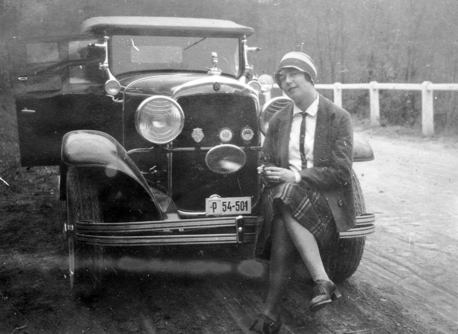 Chrysler Model 65 vagy 75 típusú személygépkocsi., 1930, Vojnich Pál, american brand, woman, automobile, Chrysler-brand, number plate, girls'n'cars, sitting on a car, Fortepan #43828