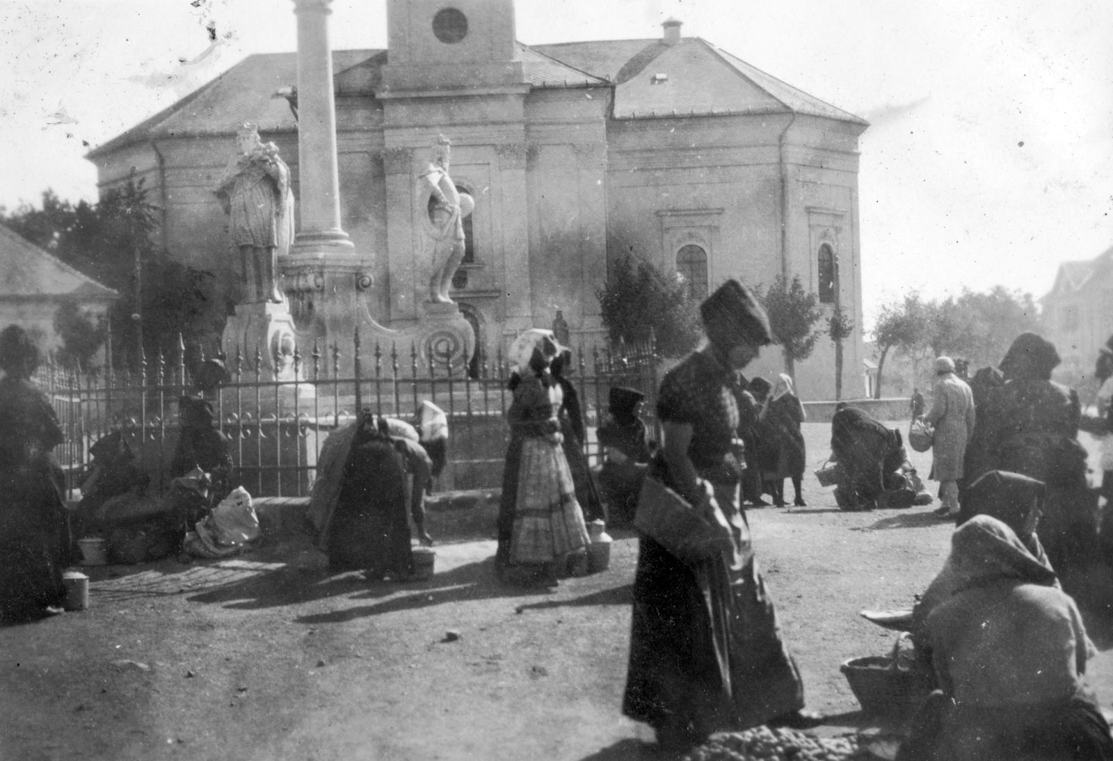 Magyarország, Mezőkövesd, Szent László tér, Szent László-templom, előtérben a Szűz Mária - Szentek szoborcsoport, itt látható alakjai Nepomuki Szent János és Szent István., 1931, Vojnich Pál, templom, népviselet, Szent István-ábrázolás, szoborcsoport, Nepomuki Szent János-ábrázolás, Matyó népviselet, Fortepan #43840