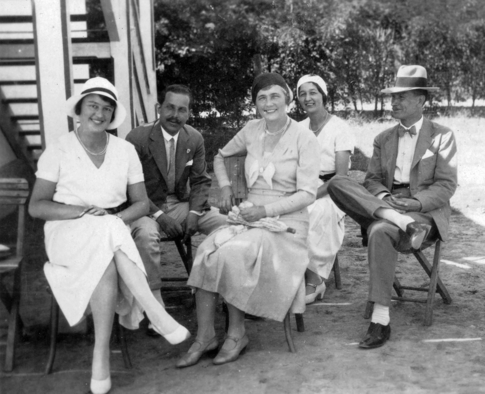 1934, Vojnich Pál, hat, tableau, women, men, summer, wooden cottage, outdoor chair, bow tie, leg over leg, Fortepan #43846