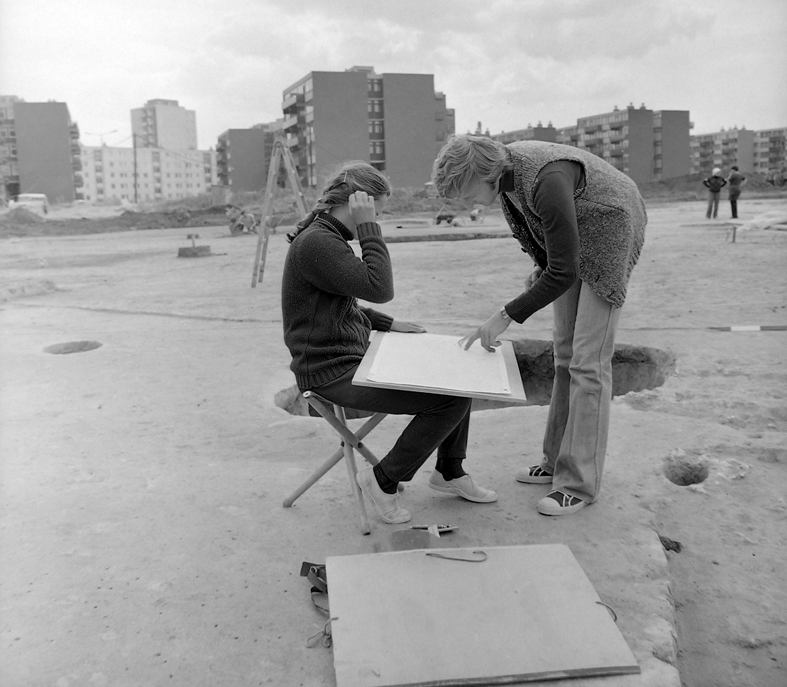 Hungary, Sopron, Jereván lakótelep., 1983, Kádas Tibor, construction, concrete block of flats, drawing board, archaeologist, excavation, archeology, iron age settlement, Fortepan #4386