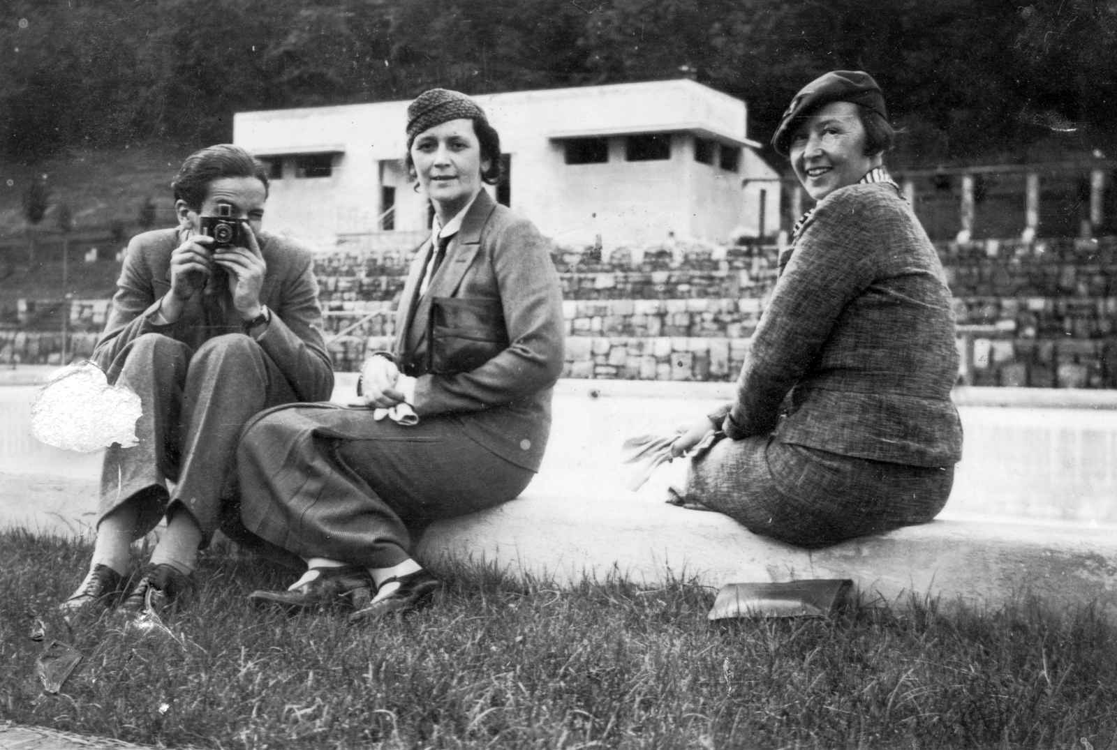 Hungary, untitled, Parádfürdő, Gyógyfürdő, strand., 1936, Vojnich Pál, fashion, women, camera, man, photography, handbag, looking back, three people, Fortepan #43865