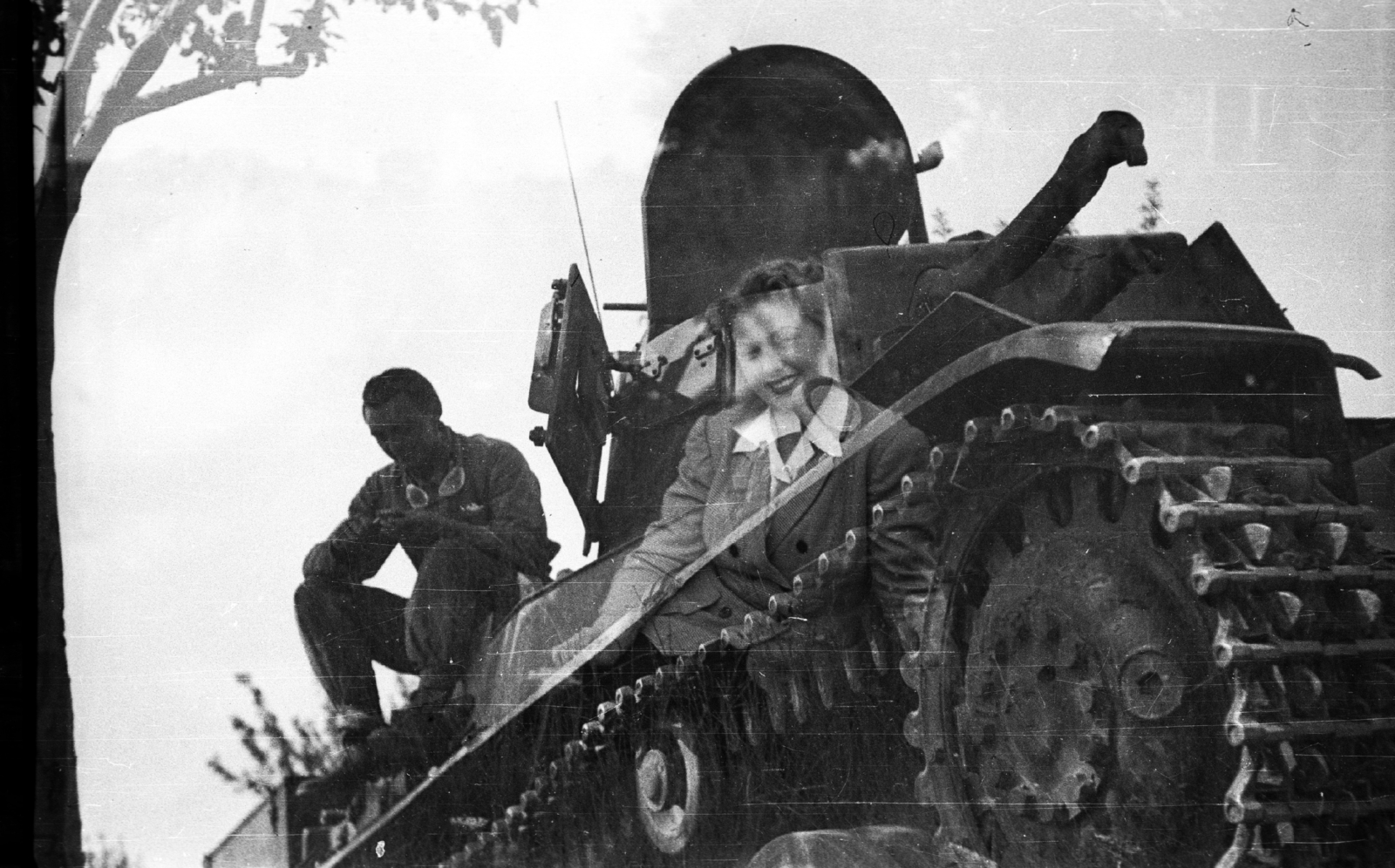 MÁVAG gyártmányú 38M Toldi I. könnyű harckocsi., 1941, Ludovika, Hungarian brand, tank, MÁVAG-brand, homesickness, soldier, erroneous photo, double exposure, tank crew member, Fortepan #43875
