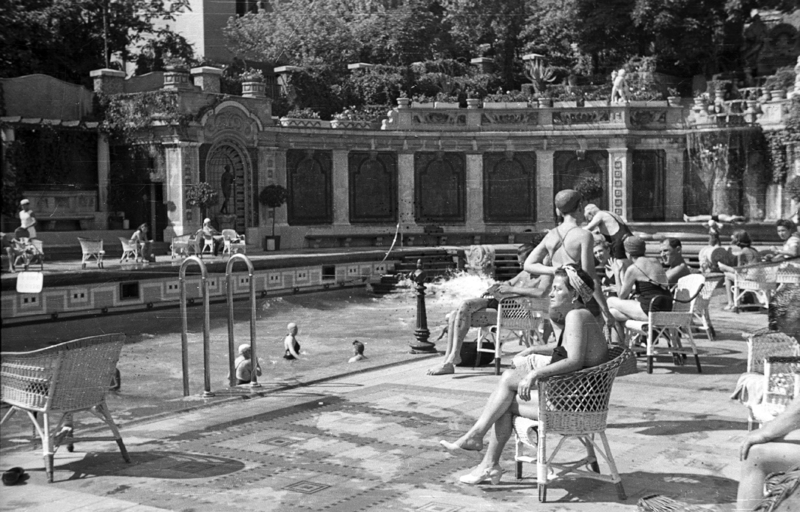 Hungary, Budapest XI., Gellért Gyógyfürdő., 1939, Ludovika, swimming pool, mass, wicker chair, Secession, summer, Budapest, Bath house, Art Nouveau architecture, pool stairs, Fortepan #43879