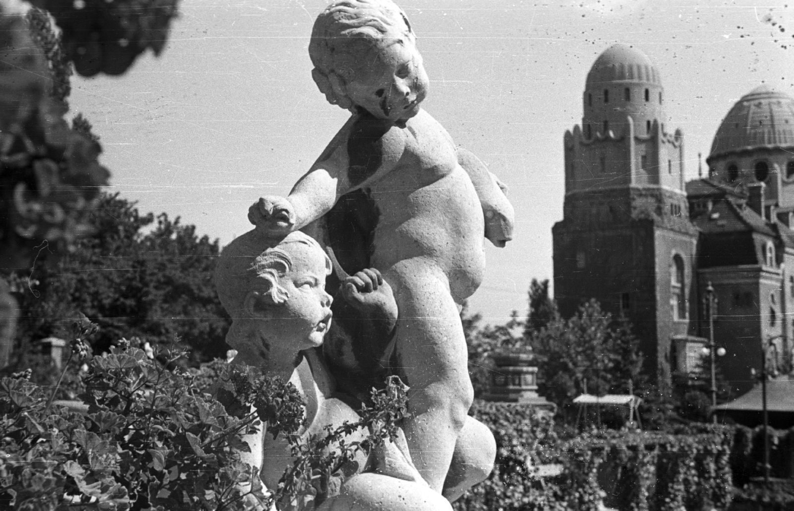 Hungary, Budapest XI., Gellért Gyógyfürdő., 1939, Ludovika, swimming pool, sculpture, Secession, summer, Budapest, Bath house, Art Nouveau architecture, Ármin Hegedűs-design, Artúr Sebestyén-design, Izidor Sterk-design, Fortepan #43881