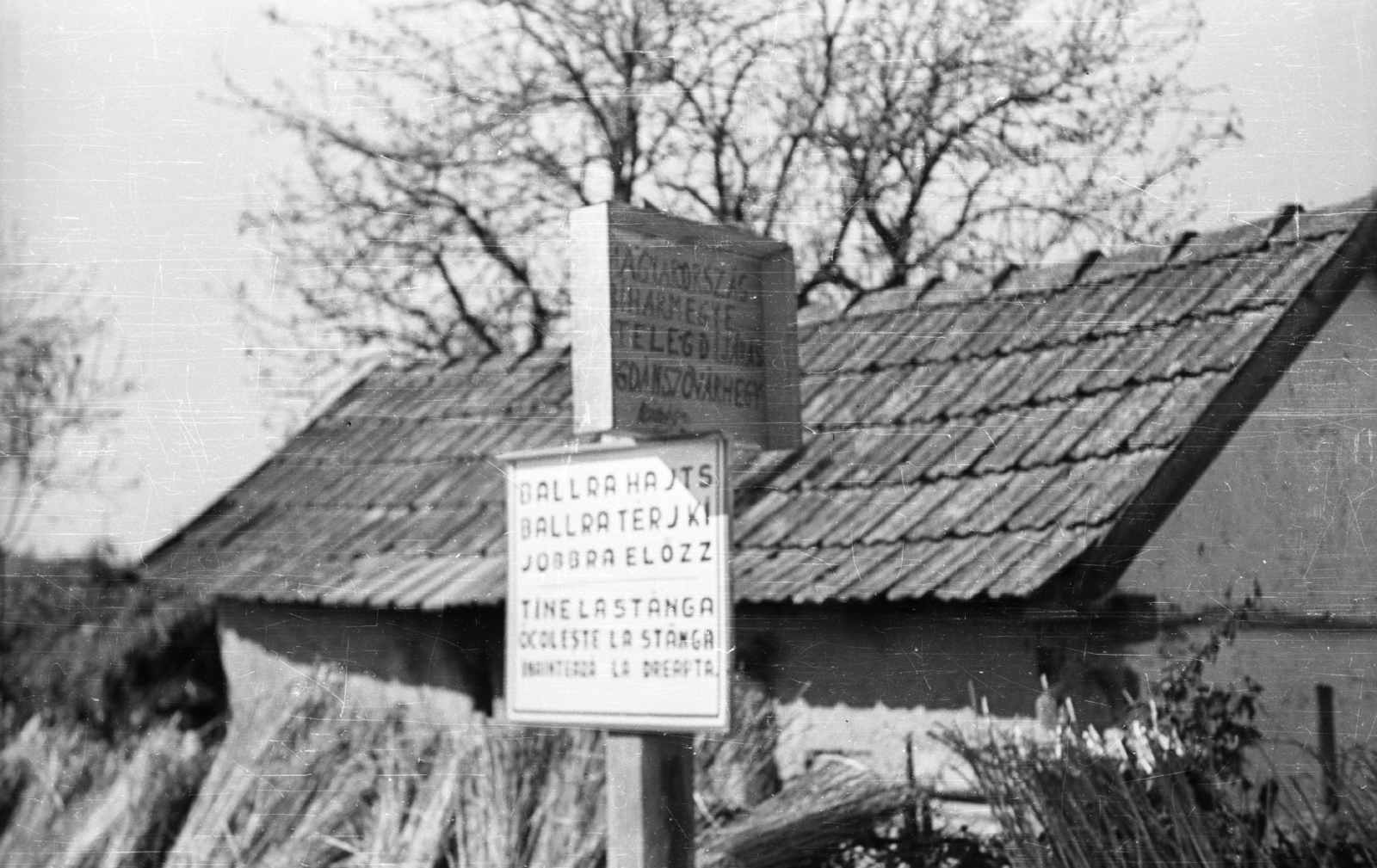 Romania,Transylvania, Picleu, (Bogdánszóvárhegy)., 1940, Ludovika, road signs, roof, Drive on the right, Fortepan #43899