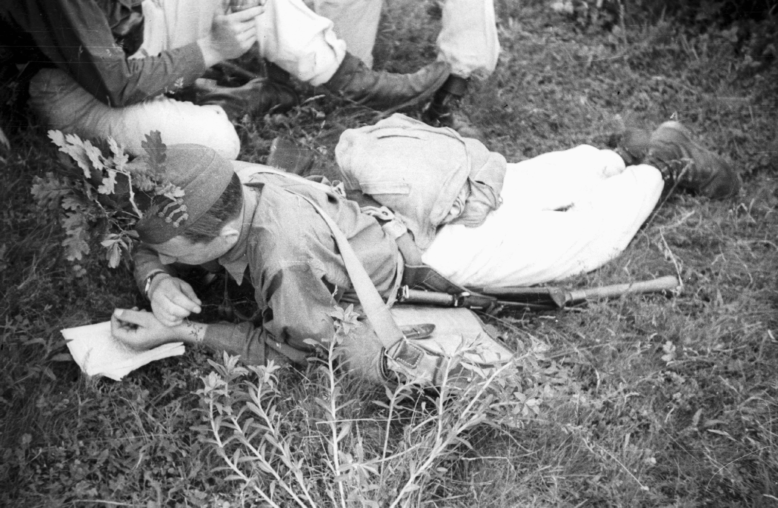 1940, Ludovika, olvasás, katona, ásó, Bocskai sapka, Fortepan #43914