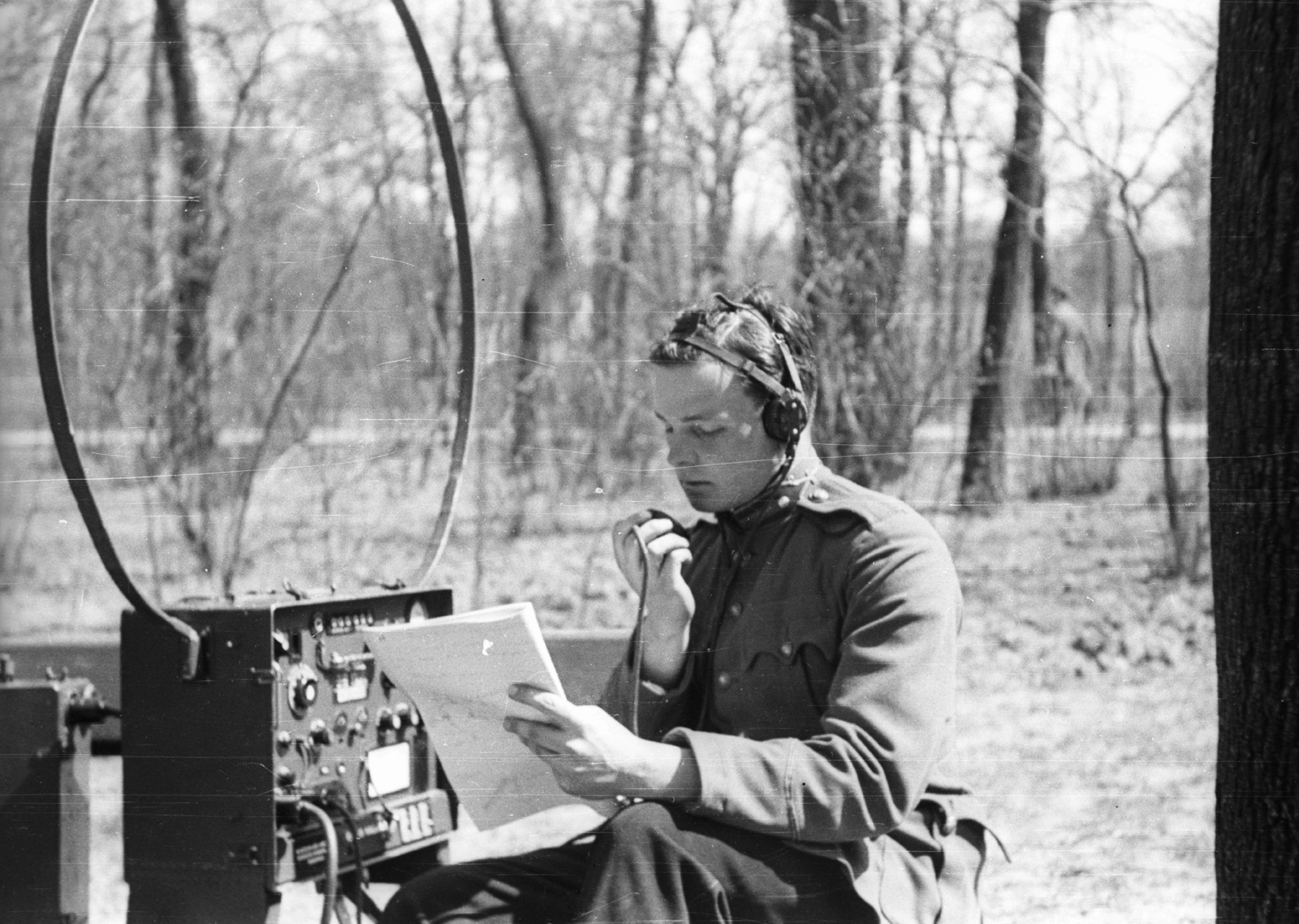 Híradós katona egy R/3-as típusú katonai rádióval., 1940, Ludovika, radio, soldier, Fortepan #43927