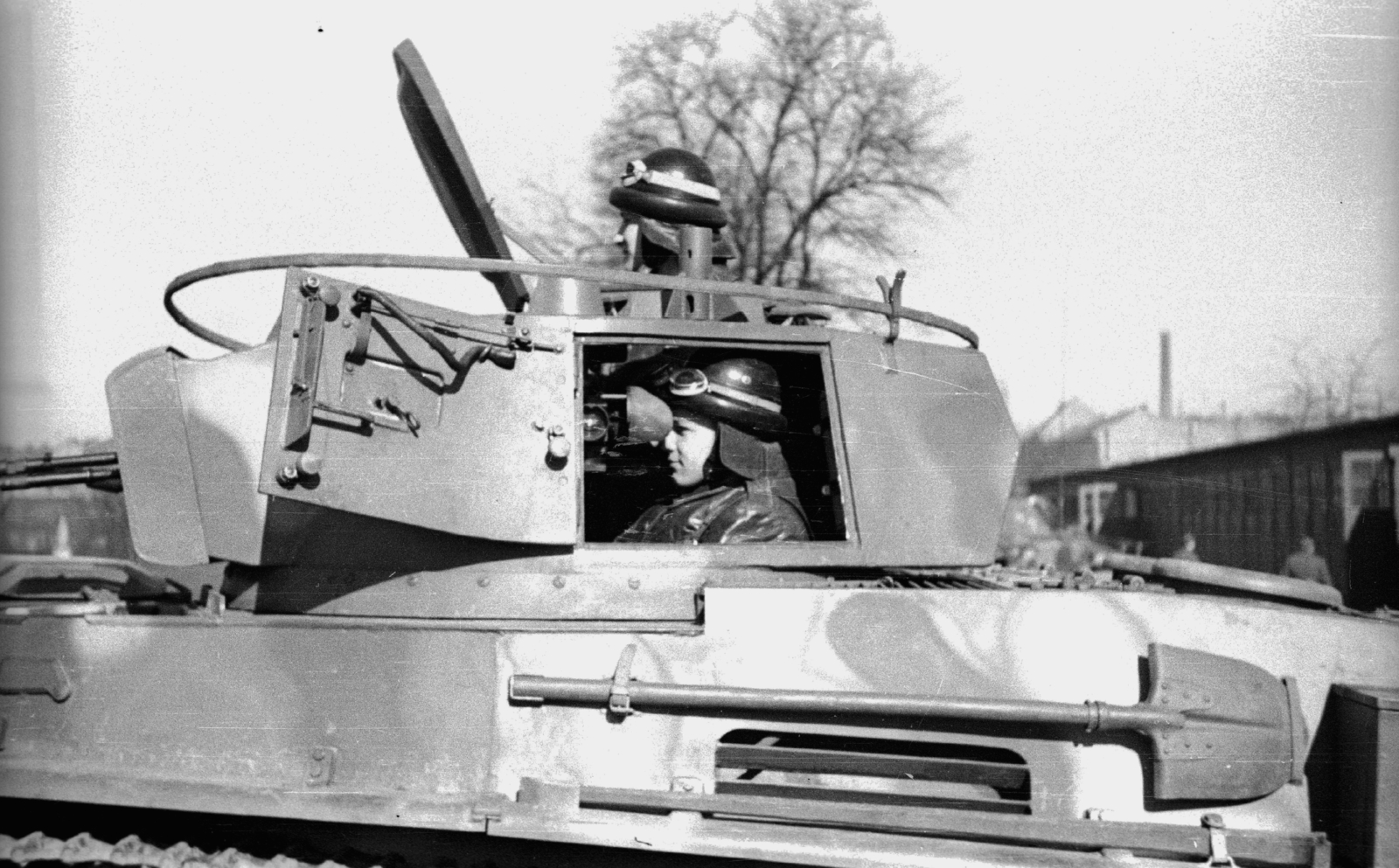 Hungary, Budapest VIII., Orczy-kert, Ludovika garázsok, MÁVAG gyártmányú 38M Toldi I könnyű harckocsi., 1940, Ludovika, Hungarian brand, tank, military, MÁVAG-brand, helmet, spade, camouflage pattern, Budapest, tank crew member, Fortepan #43938