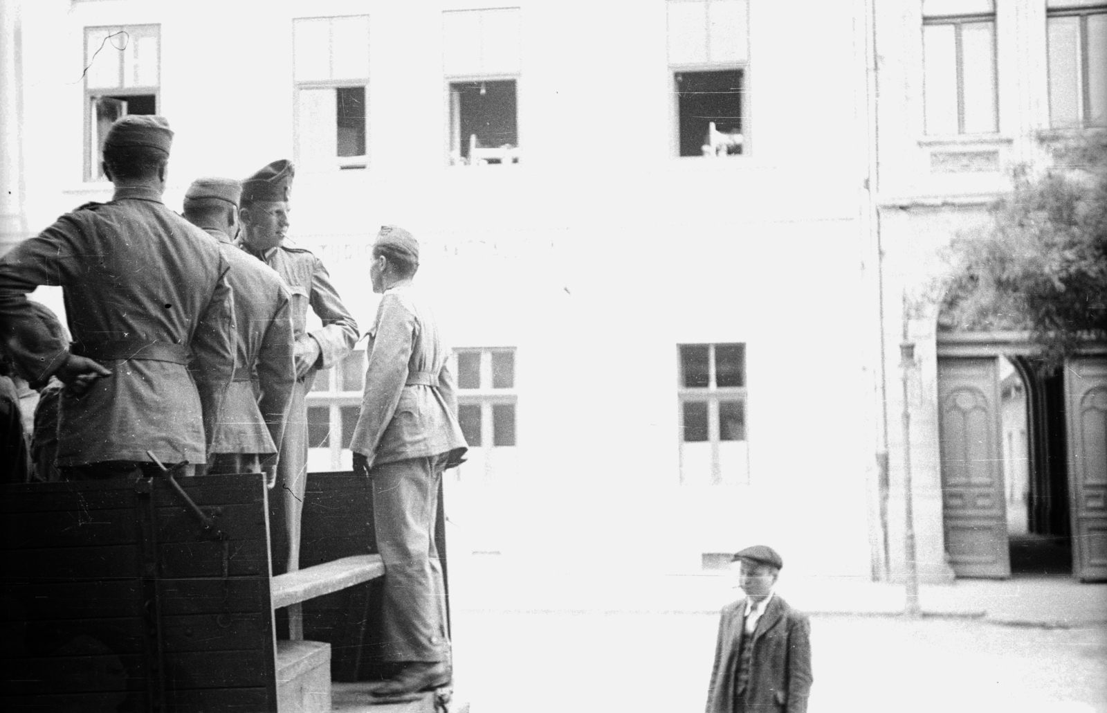 Hungary, Debrecen, a felvétel a Széchenyi utca 15., az Országos Magyar Idegenforgalmi Hivatal Turista- és Diákszállója előtt készült., 1940, Ludovika, soldier, Fortepan #43941