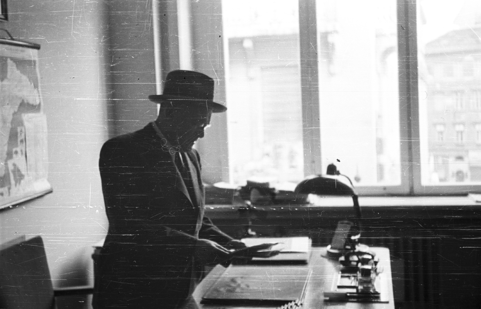 Hungary, Budapest V., a Dorottya utca 2., iroda a IV. emeleten, az ablakon át a Gerbeaud-ház sziluettje látszik., 1938, Ludovika, office, map, light, desk, Budapest, Fortepan #43946