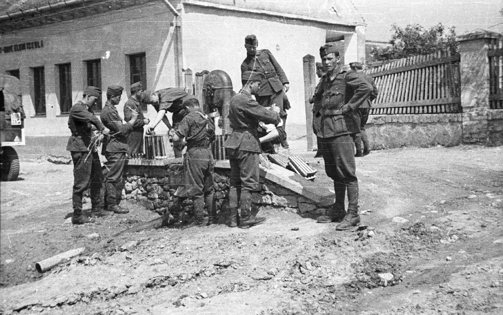 Hungary, Kesztölc, Iskola utca 68., Általános Iskola (később Kincses József Általános Iskola)., 1940, Ludovika, school, well, lath fence, soldier, ammunition, "Bocskai" side cap, Fortepan #43952