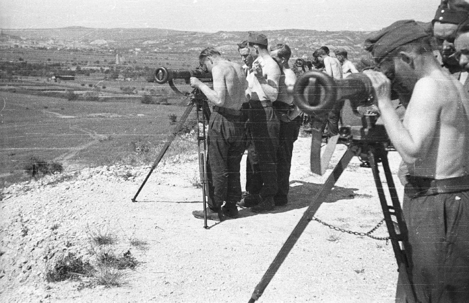 Hungary, Esztergom, Esztergom-tábor, ismerkedés a MOM 38.M 125 cm-es optikai távmérővel., 1940, Ludovika, military, telescope, soldier, telemeter, artillery, "Bocskai" side cap, Fortepan #43956