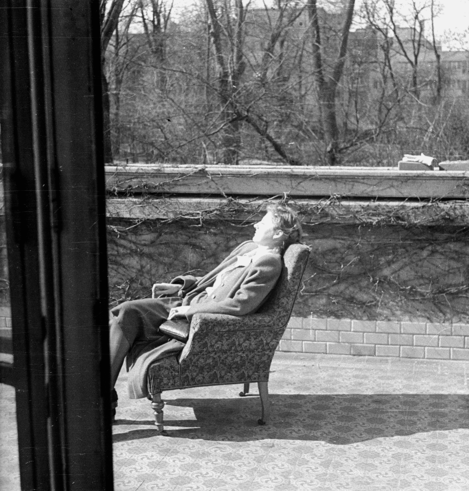 1941, Ludovika, terrace, sunbathe, handbag, lady, coat, skirt, Fortepan #43965