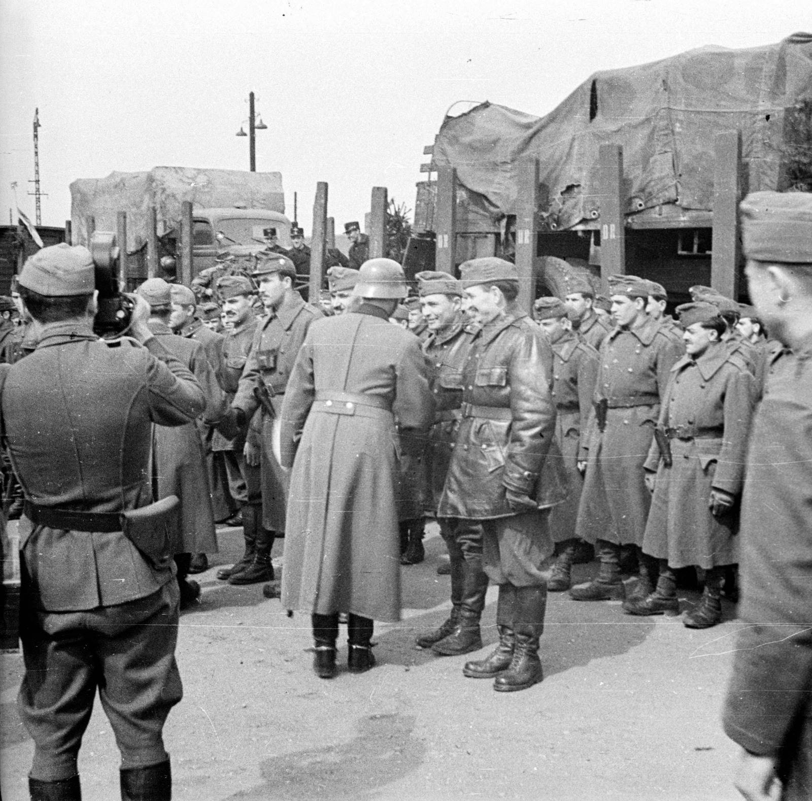 Magyarország, Budapest VIII., Józsefvárosi pályaudvar, frontra induló katonák búcsúztatása., 1942, Ludovika, vasút, bőrkabát, katona, filmoperatőr, Budapest, Fortepan #43967