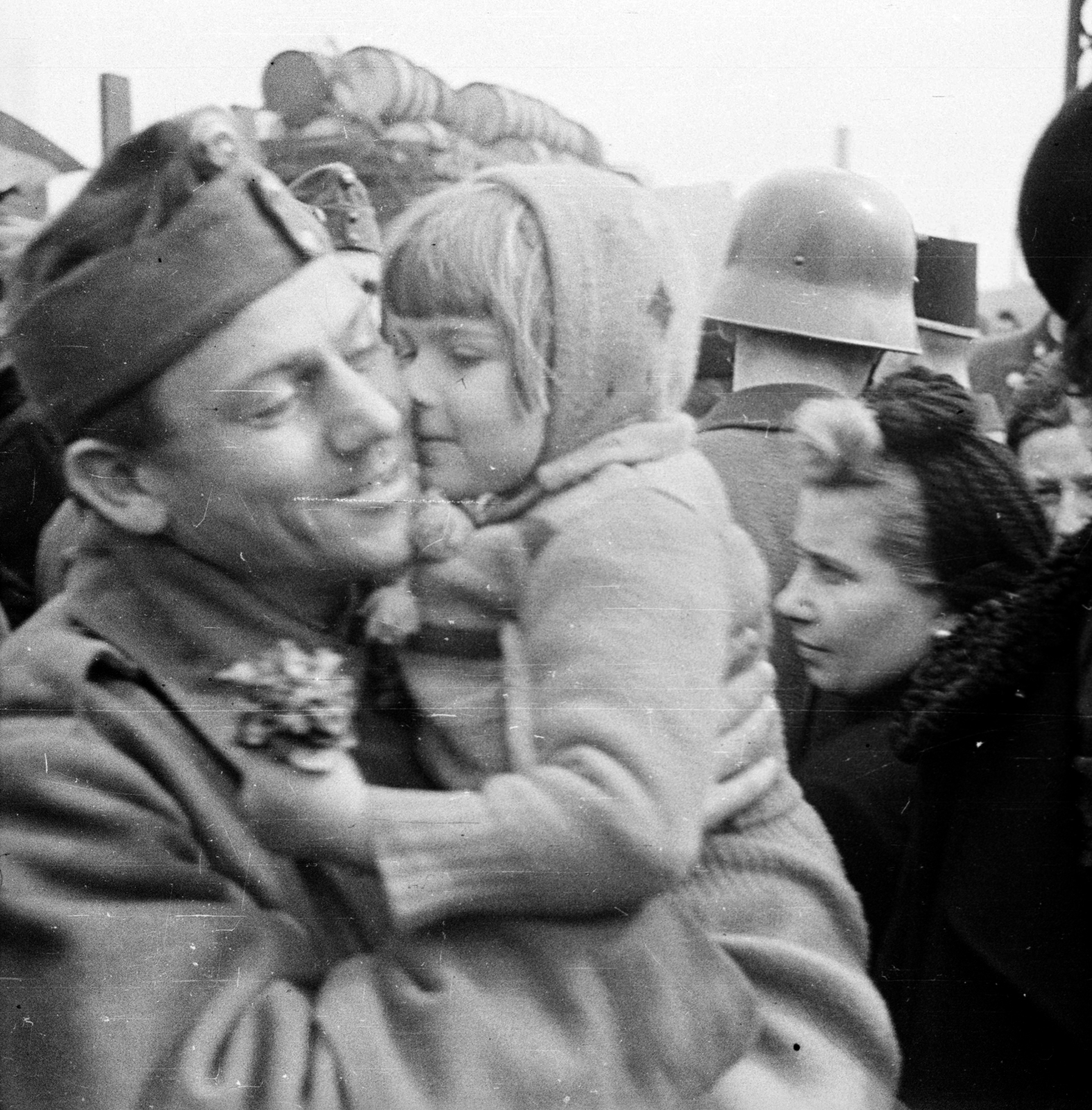 Hungary, Budapest VIII., Józsefvárosi pályaudvar, frontra induló katonák búcsúztatása., 1942, Ludovika, railway, girl, soldier, helmet, Budapest, Fortepan #43968