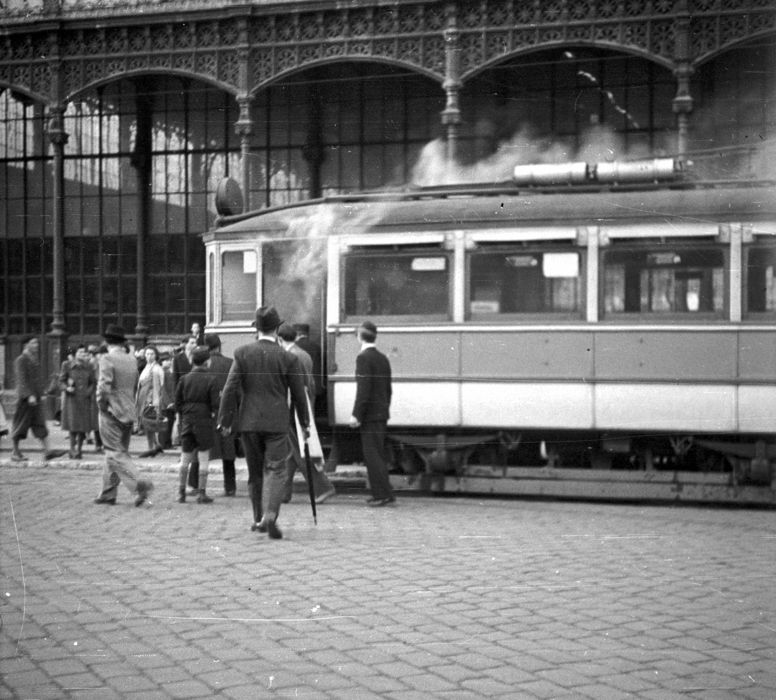 Hungary, Budapest VI., Teréz körút, Nyugati pályaudvar., 1941, Ludovika, genre painting, tram, train station, smoke, Budapest, Gustave Eiffel-design, Fortepan #43970