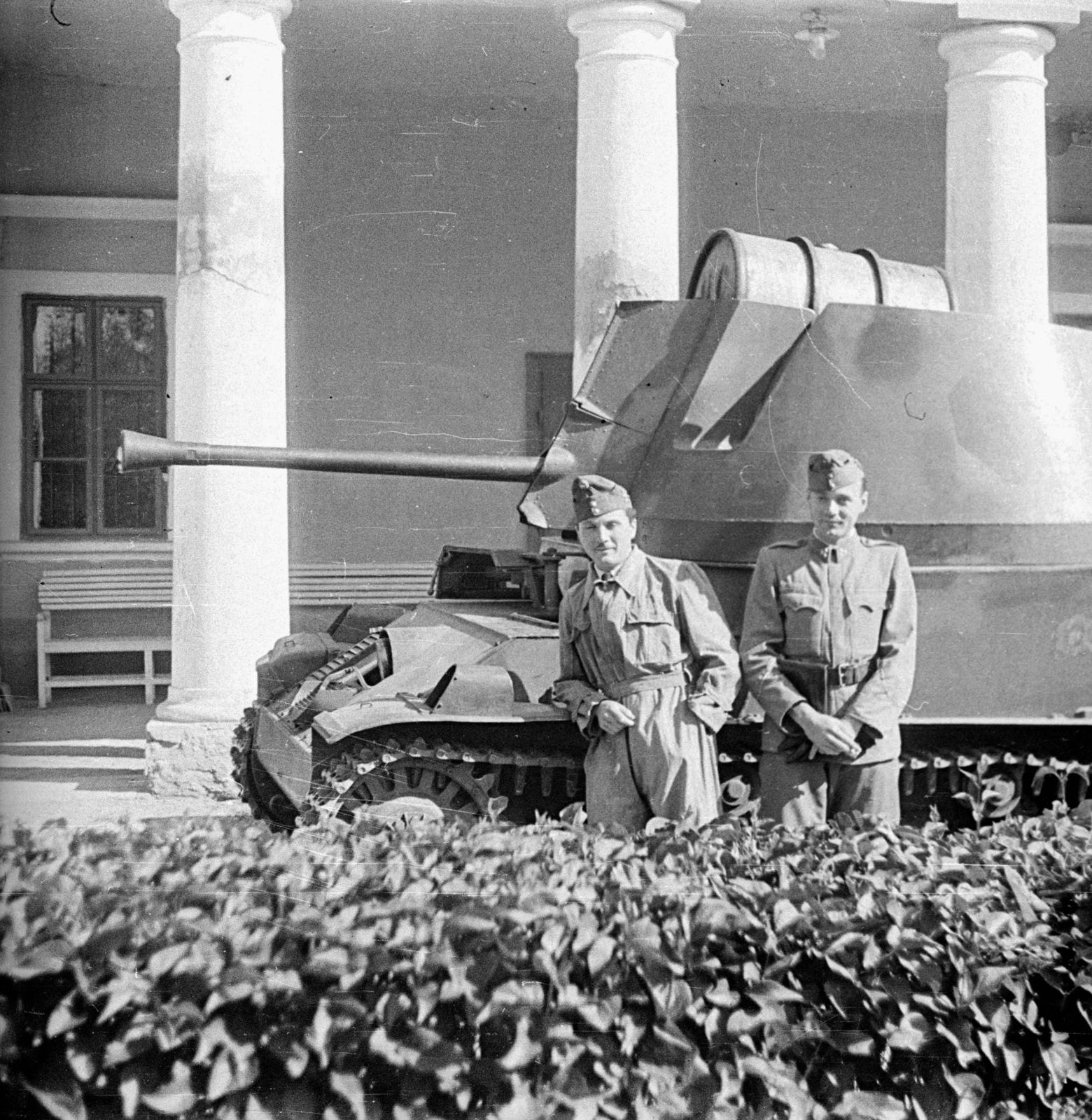 MÁVAG gyártmányú 40M Nimród páncélvadász és légvédelmi gépágyú., 1941, Ludovika, magyar gyártmány, MÁVAG-márka, hordó, katona, oszlop, kúria, 40M Nimród, Bocskai sapka, Fortepan #43972