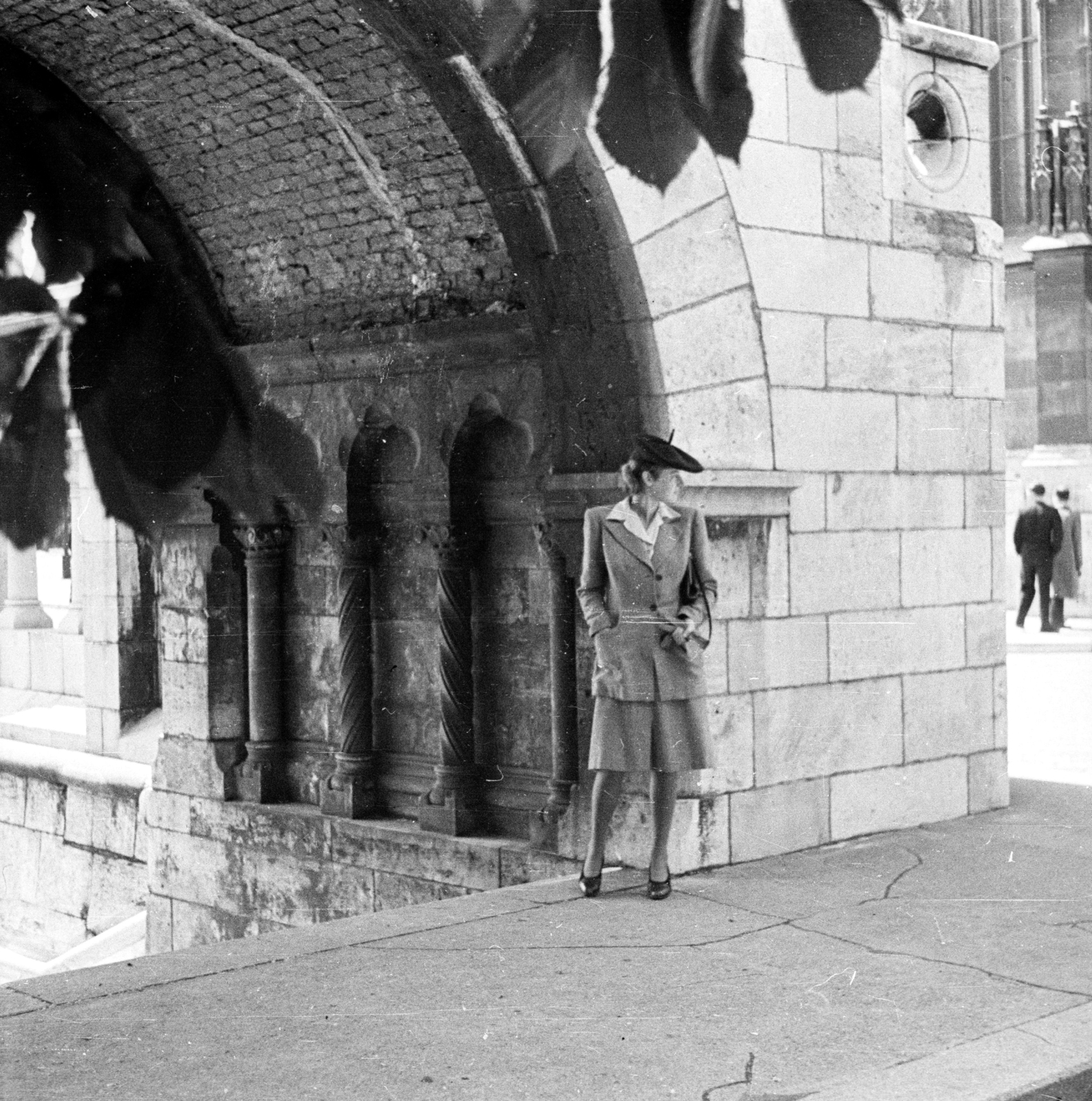 Hungary, Halászbástya, Budapest I., 1941, Ludovika, fashion, Frigyes Schulek-design, woman, Budapest, Fortepan #43976