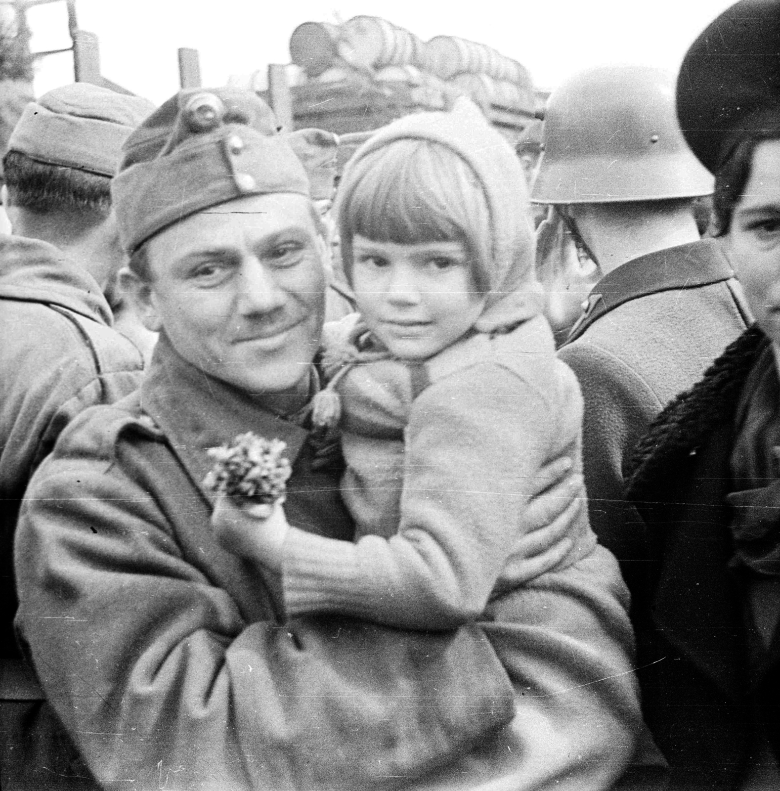 Hungary, Budapest VIII., Józsefvárosi pályaudvar, frontra induló katonák búcsúztatása., 1942, Ludovika, railway, girl, soldier, bouquet, Budapest, Fortepan #43978