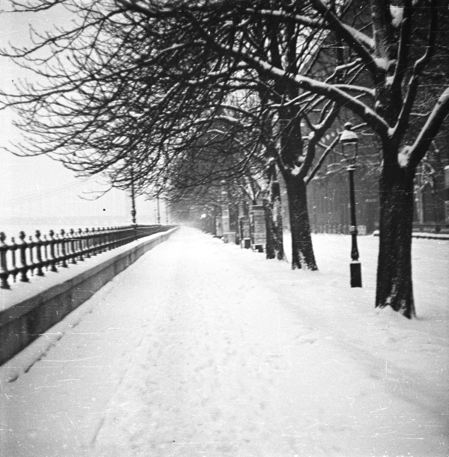 Hungary, Budapest I., Várkert rakpart (Zita királyné út) a Széchenyi Lánchíd felől nézve., 1941, Ludovika, winter, snow, railing, lamp post, wharf, Budapest, Fortepan #43985