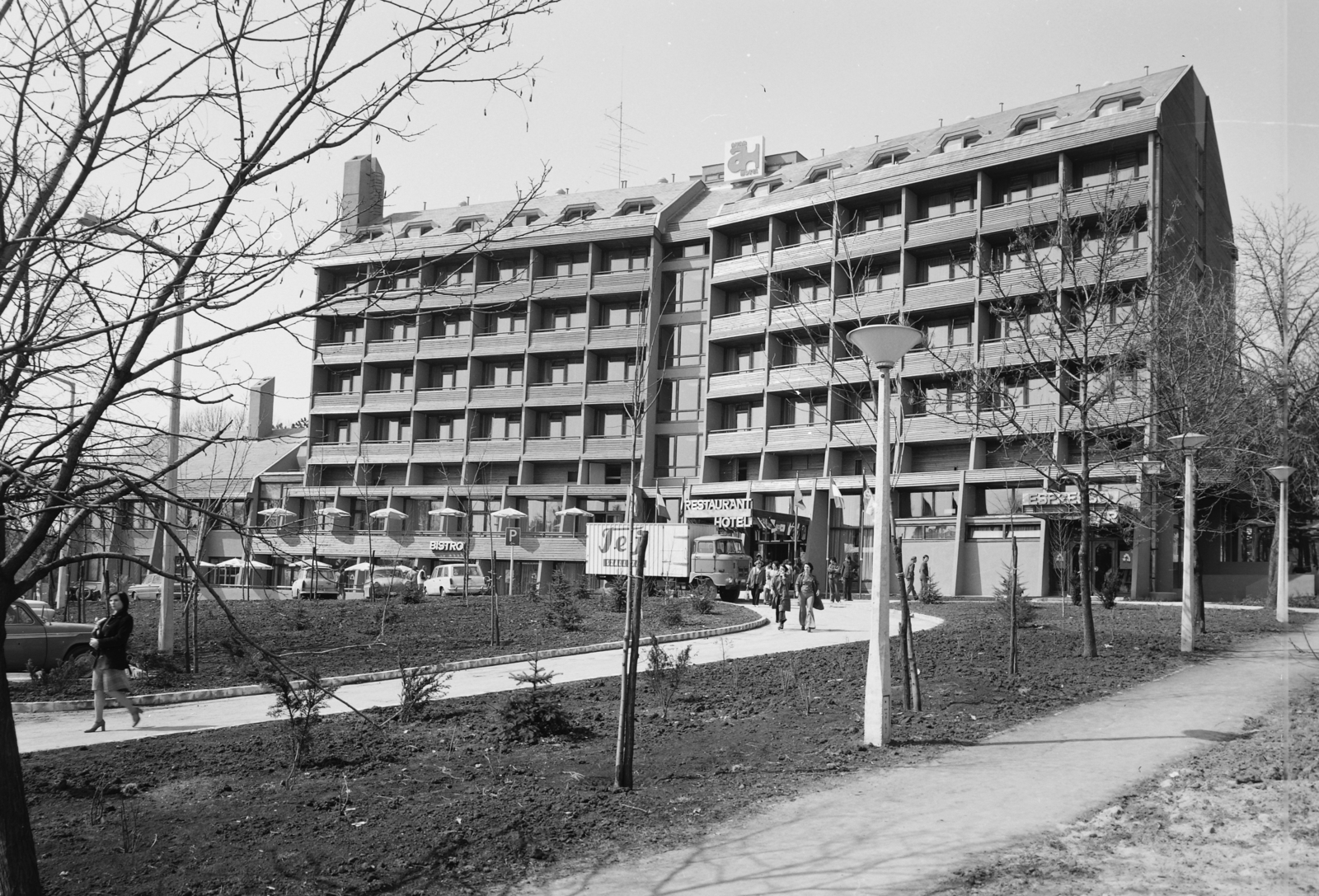 Hungary, Mátrafüred, Avar szálló., 1975, Kádas Tibor, German brand, Trabant-brand, Soviet brand, Yugoslavian brand, commercial vehicle, hotel, Lada-brand, IFA-brand, Zaporozhetz-brand, lamp post, automobile, Lada 1200 estate, Fortepan #4399